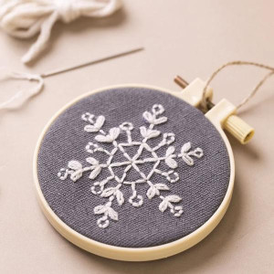 DIY___Embroidery___Sneeuwvlok_hanger